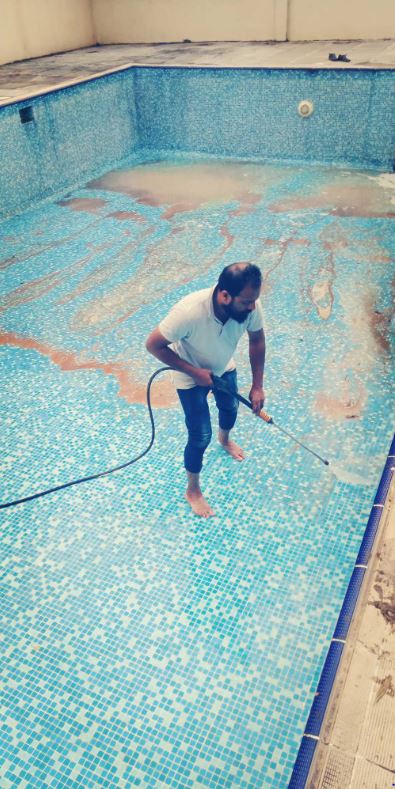 Cleaning a swimming pool