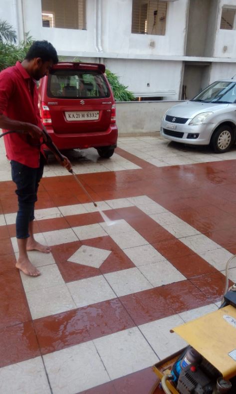 High pressure jet cleaning a surface